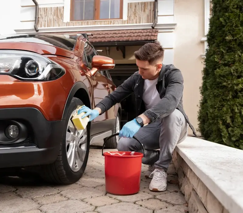 Lavage auto à domicile Cuers : professionnel intervenant sur un véhicule